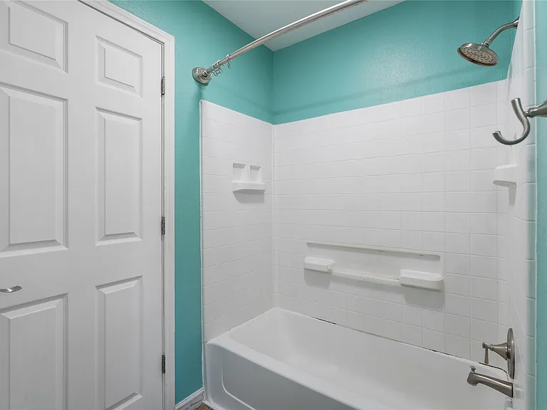 293 Commodore Dr — Photo 28