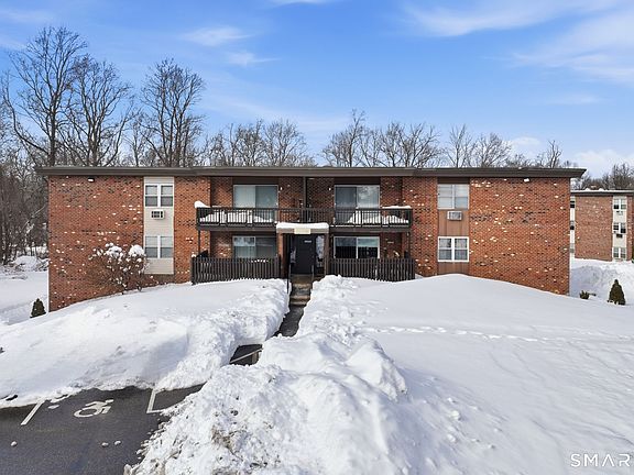 3rd image of 75 Balance Rock Road APT 20