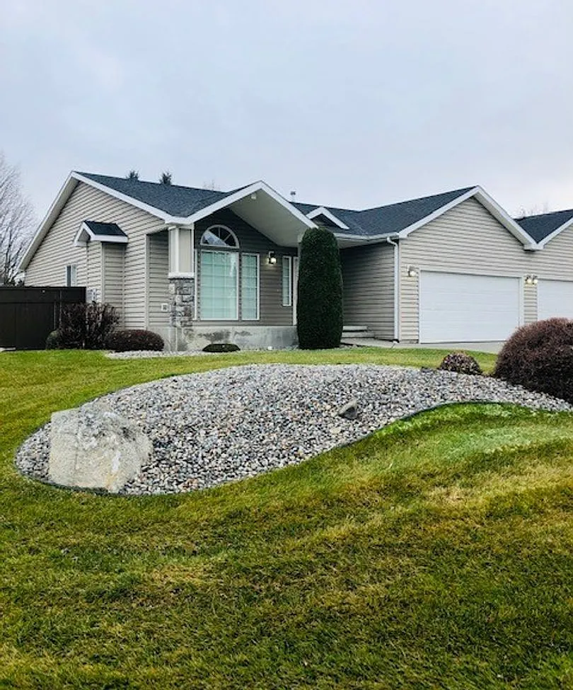 4 bed, 3.0 bath, 2300 sqft, $4,000 — Photo 1