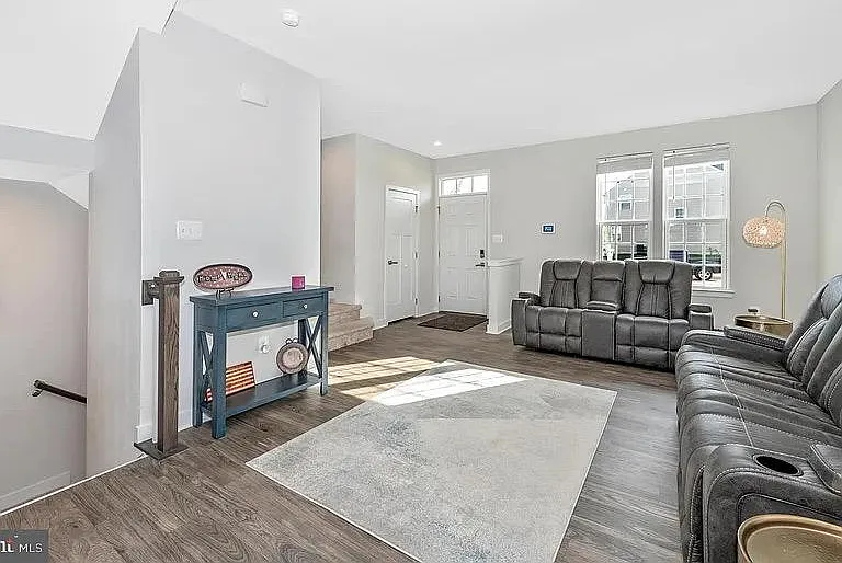 3 bed, 2.5 bath, 1988 sqft, $2,100 — Photo 3