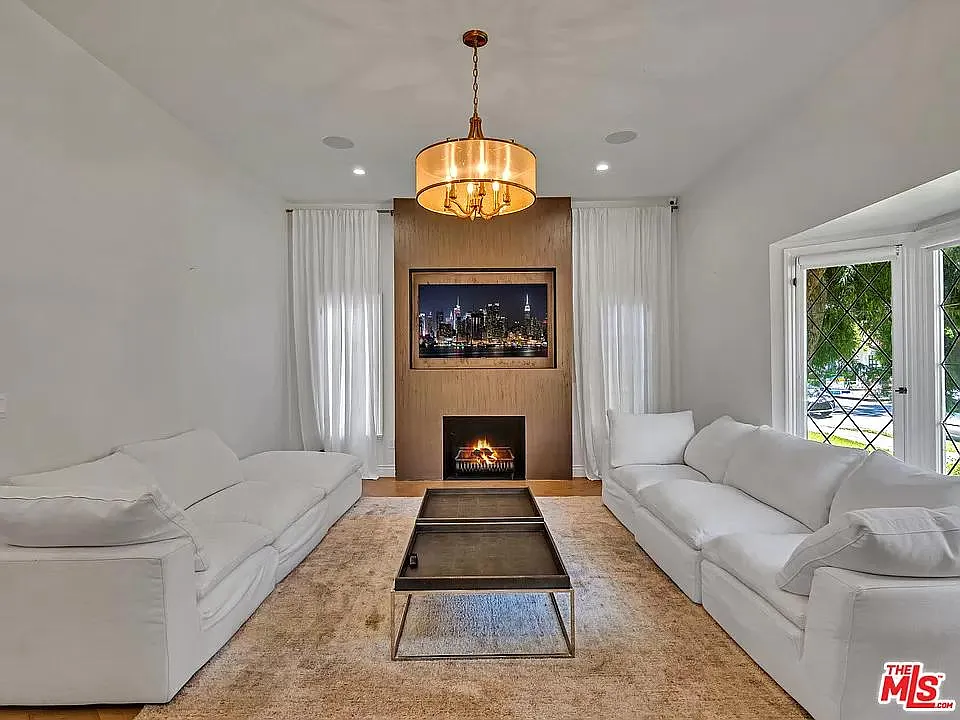 138 S Gardner St — Photo 2