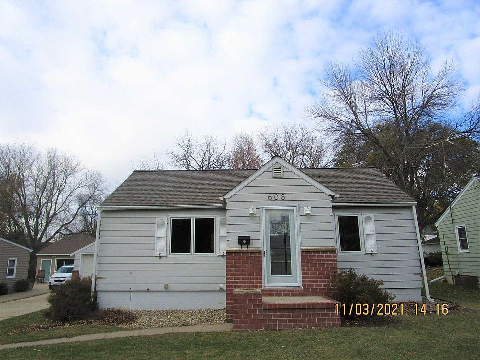 2nd image of 608 Ridge Rd NE