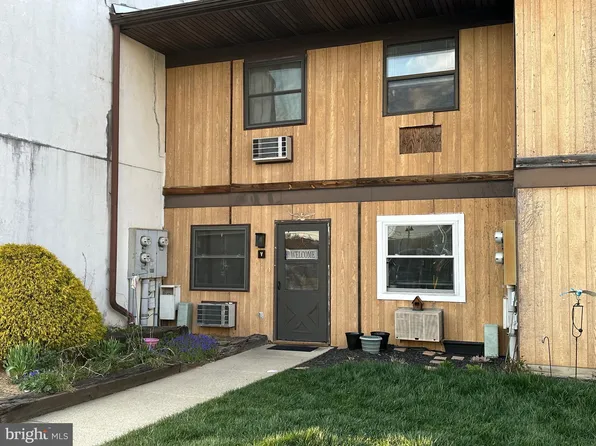 1334 W Wyomissing Blvd APT V, West Lawn, PA 19609
