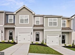 104 Cramsford St, Falling Waters, WV 25419