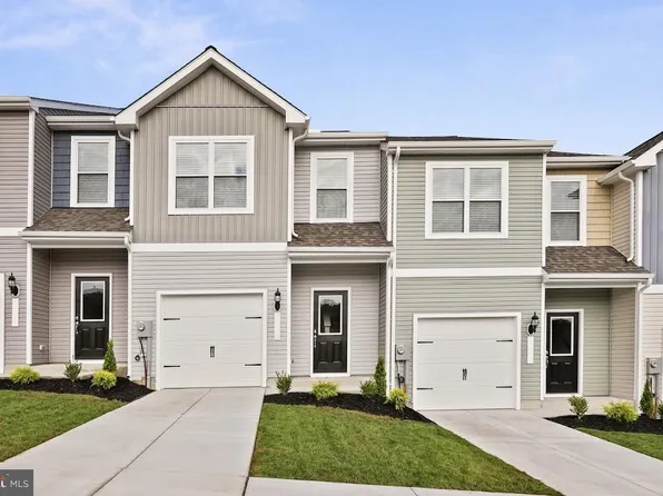 104 Cramsford St, Falling Waters, WV 25419