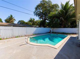 565 NE 160th Ter, Miami, FL 33162