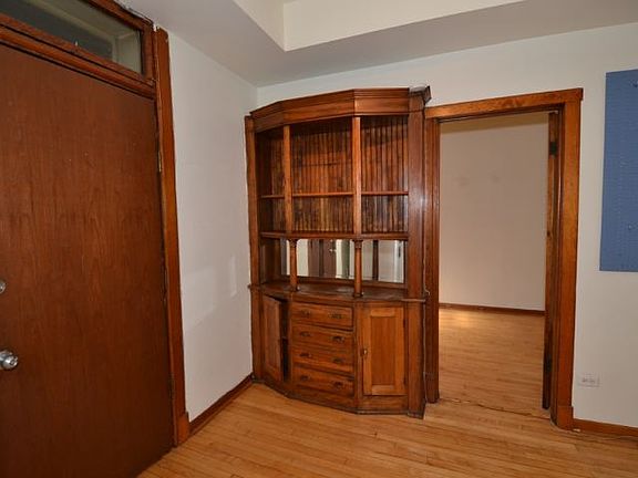 5th image of 1927 W Schiller St APT 2R