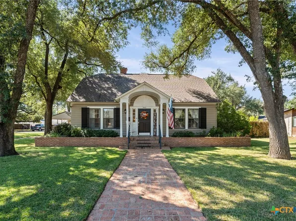 905 E 12th St, Cameron, TX 76520