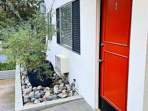 3rd image of 1337 N Gardner St #2A