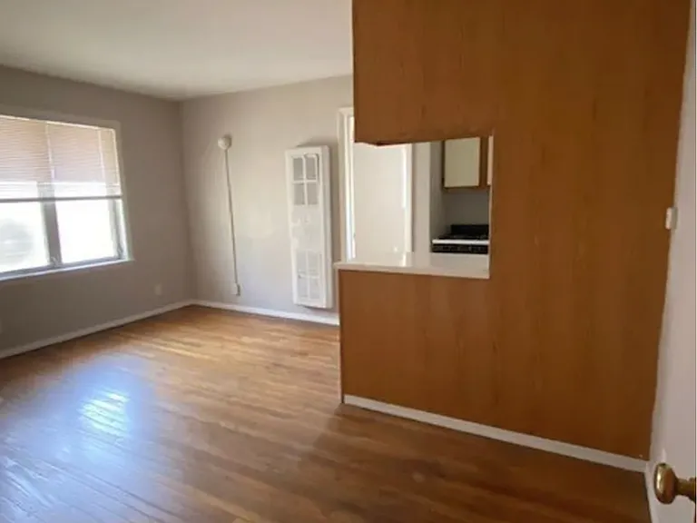 511 W University Ave — Photo 8