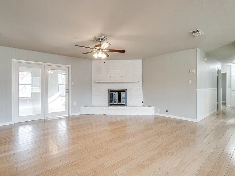 109 SE Dian St — Photo 14