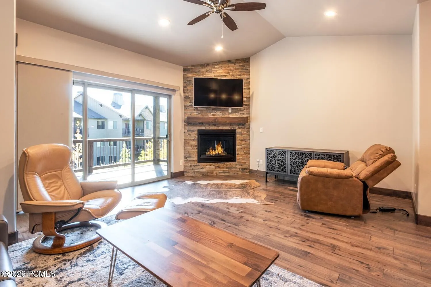 3 bed, 2.5 bath, 2494 sqft, $3,400 — Photo 2