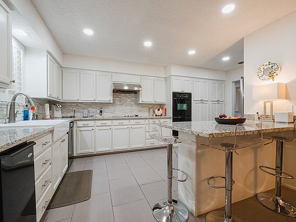 5th image of 9 Versailles Cir