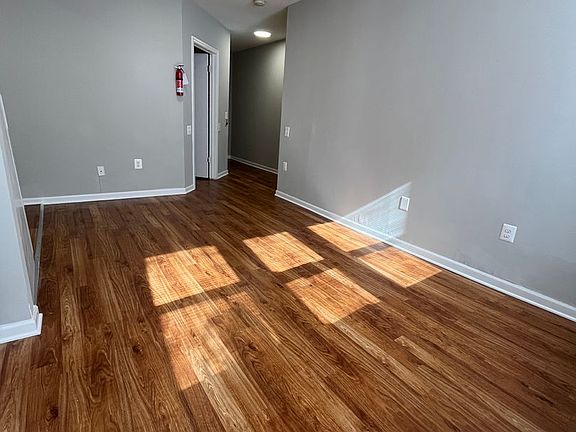 3rd image of 238 N Pine Ave #Fp