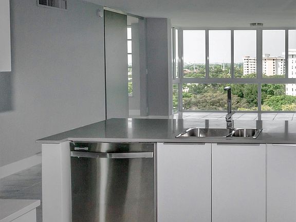 4th image of 2940 N Course Dr #Penthouse