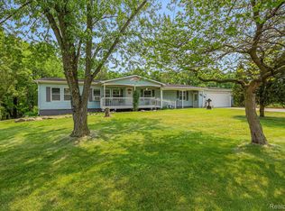 15455 Rhoades Ln, Fenton, MI 48430