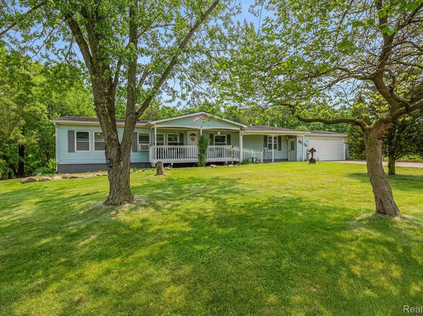 15455 Rhoades Ln, Fenton, MI 48430