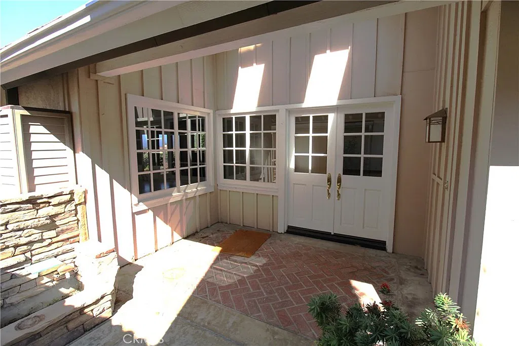 3 bed, 2.5 bath, 2401 sqft, $9,995 — Photo 2