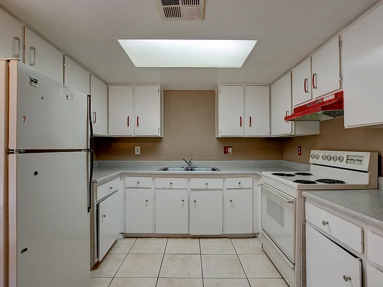 9631 N 12th Ave #201 — Photo 4