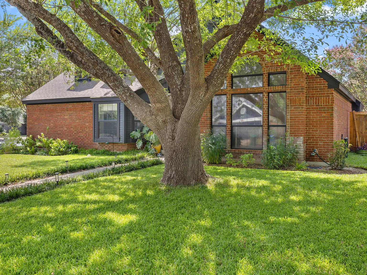 3 bed, 1621 sqft, $2,900 — Photo 2