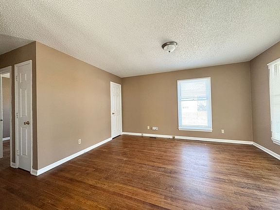 3rd image of 415 Boyd St