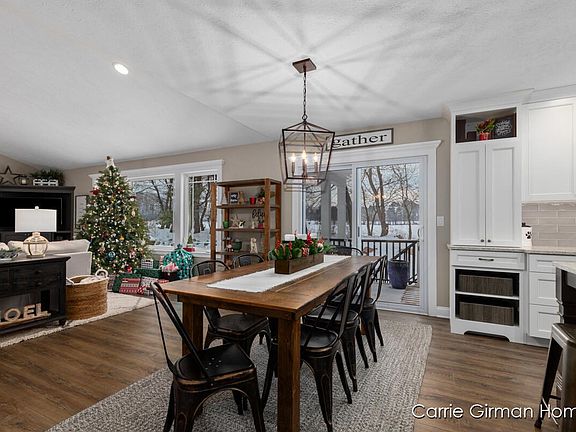 3rd image of 1014 E Bluff Ct