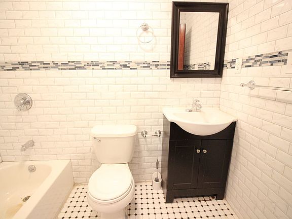 4th image of 942 Glenmore Ave #2A