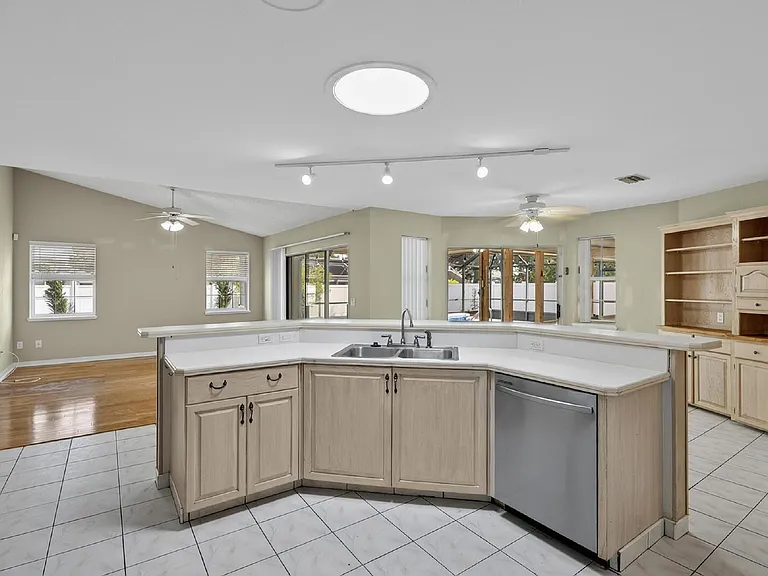 77 Folcroft Ln — Photo 15