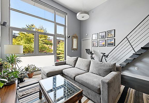 3rd image of 390 Lorimer St APT 2C