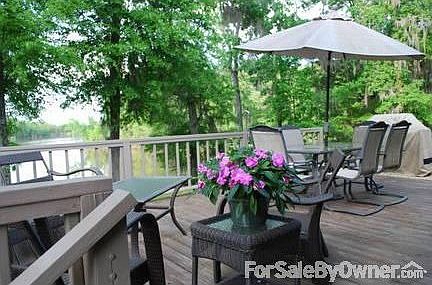 Deck overlooking Alabama River
						:
						Back deck with Alabama River frontage.