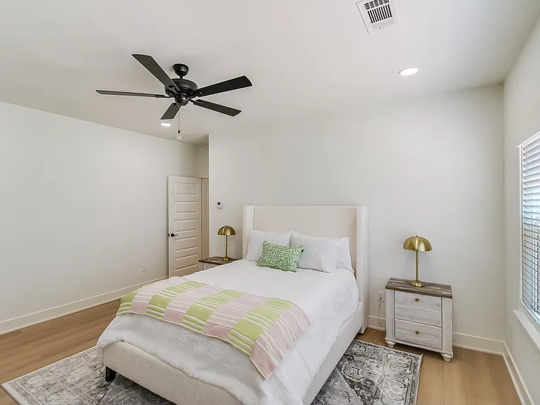 1122 W 10th Ave — Photo 13