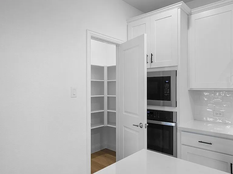 3301 Little Bluestem Rd — Photo 6