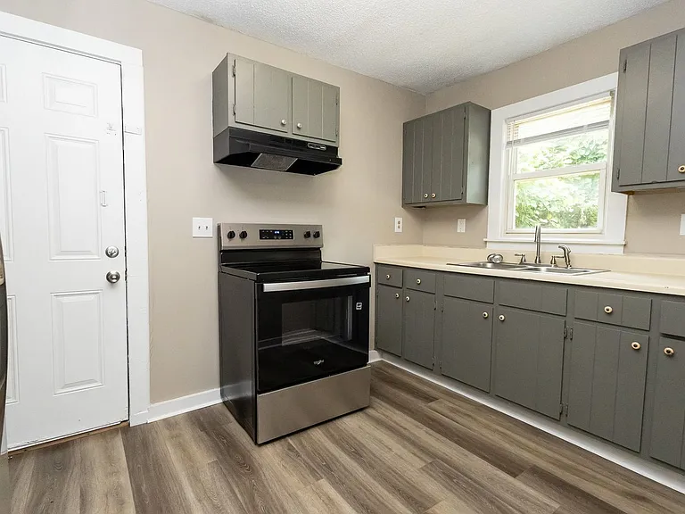 912 Tunnel Blvd — Photo 2