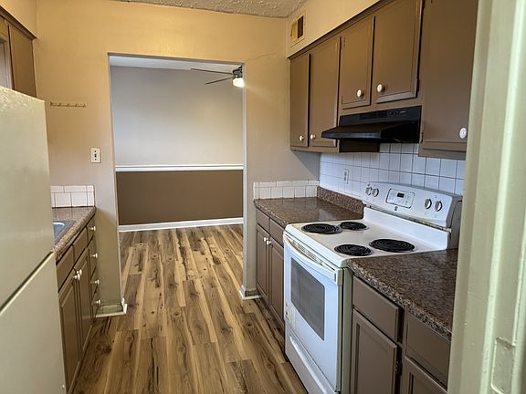 2nd image of 179 Hedgewood Ct #1