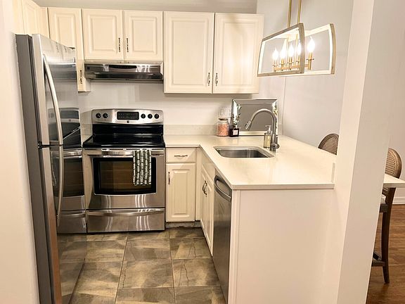 5th image of 265 Maplewood Dr #265
