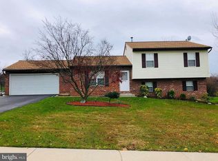 2836 Glen Hollow Dr, York, PA 17406