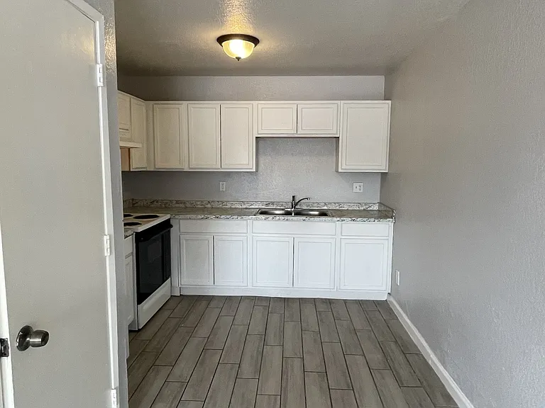 201 E Olive St — Photo 8