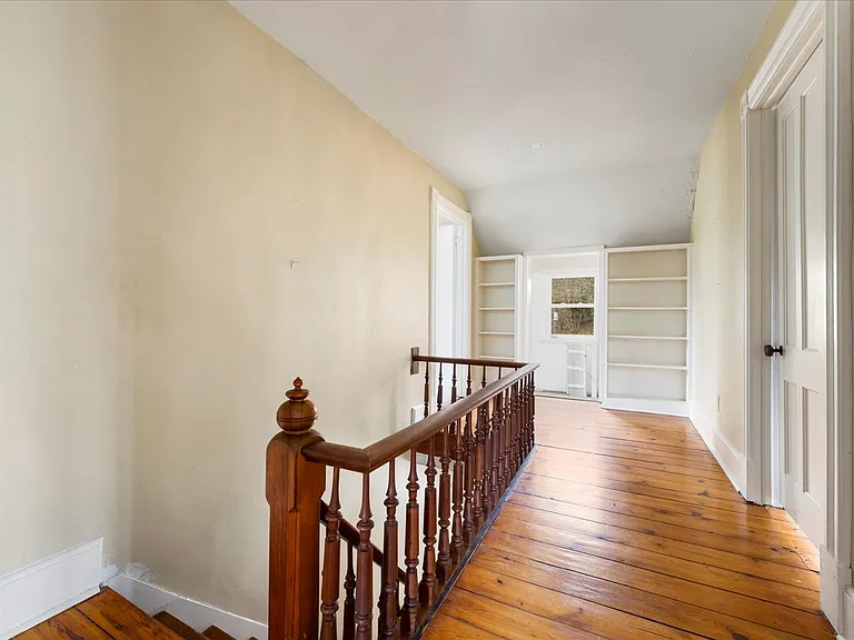 139 College St — Photo 37