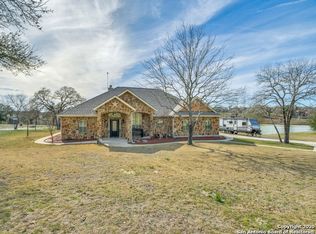 173 Abrego Lake Dr, Floresville, TX 78114
