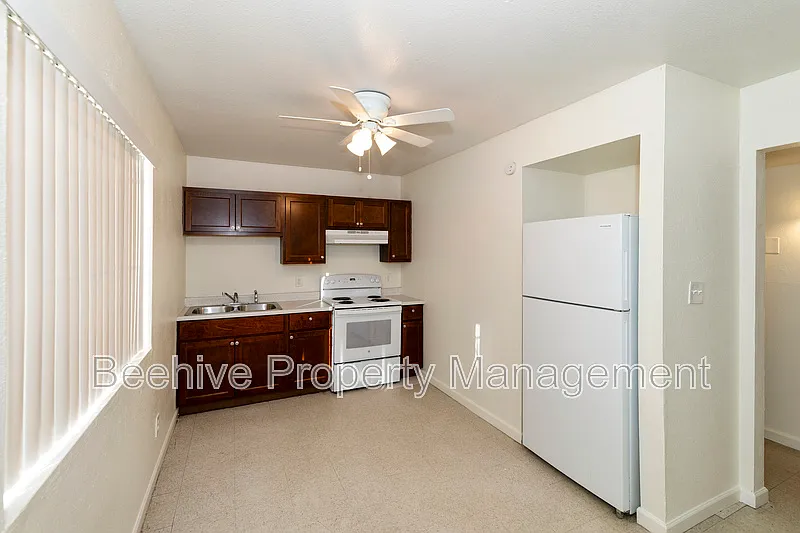 2 bed, 1.0 bath, 598 sqft, $899 — Photo 4