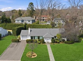 41 Highfield Ln, Roslyn Heights, NY 11577