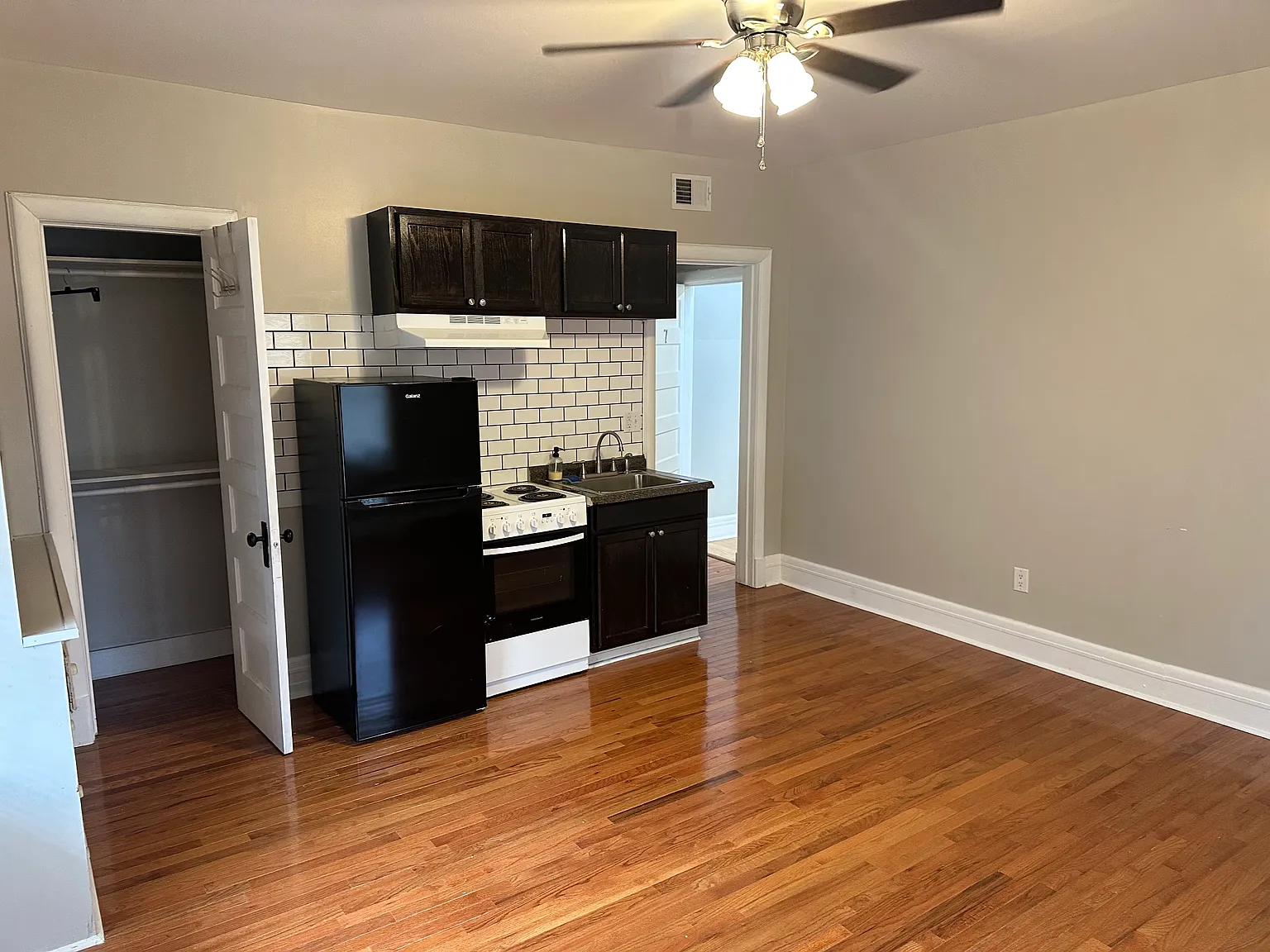 607 W Ormsby Ave — Photo 2