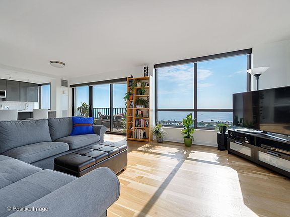 5th image of 2020 N Lincoln Park West Ave #22G