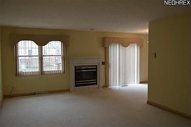 3rd image of 4852 Hawthorn Ln #34