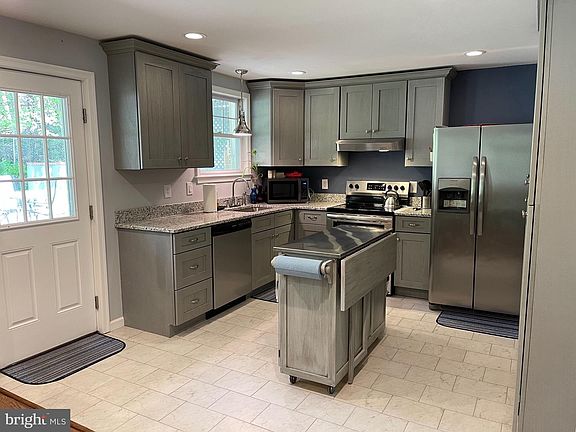 3rd image of 151 N Buckthorne Ave