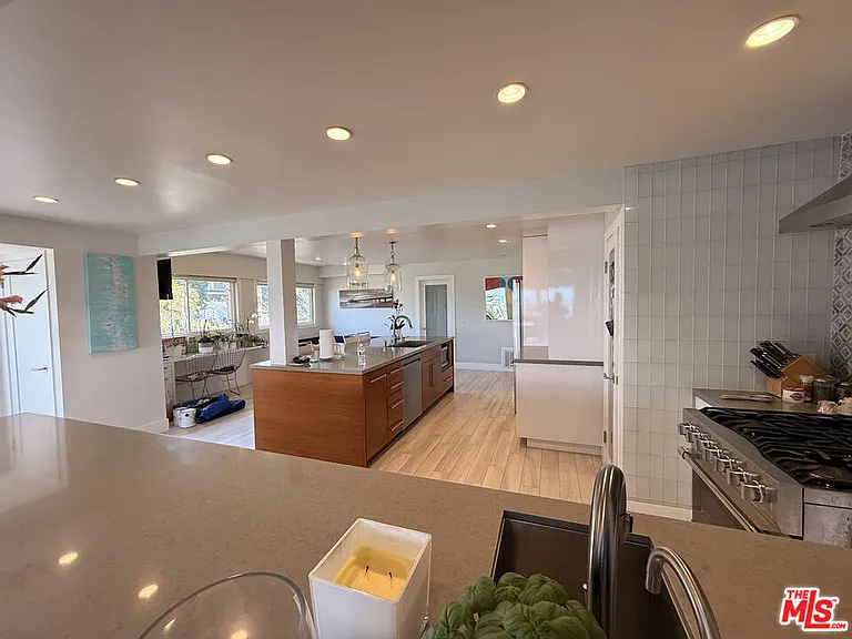 200 Larsson St — Photo 12