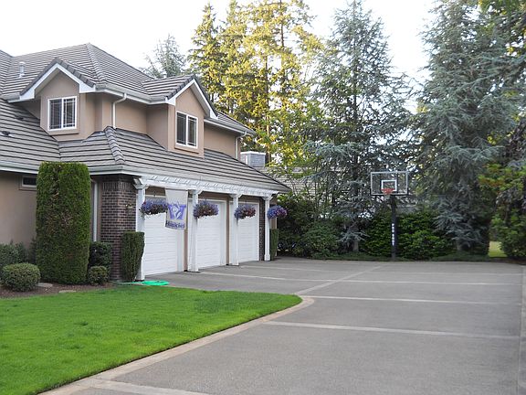 3-Car Garage/Basketball Hoop