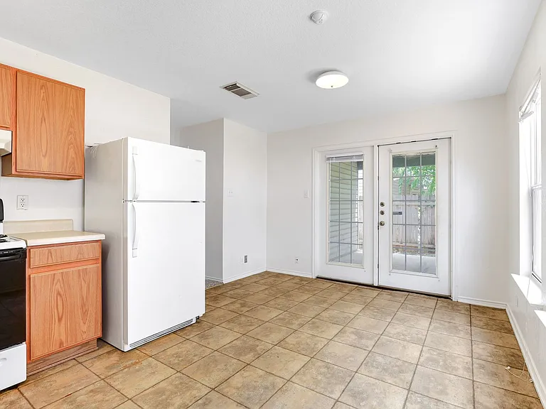 10106 Amber Flora Dr — Photo 6