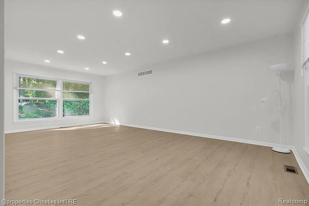 4 bed, 2.5 bath, 3646 sqft, $3,500 — Photo 4