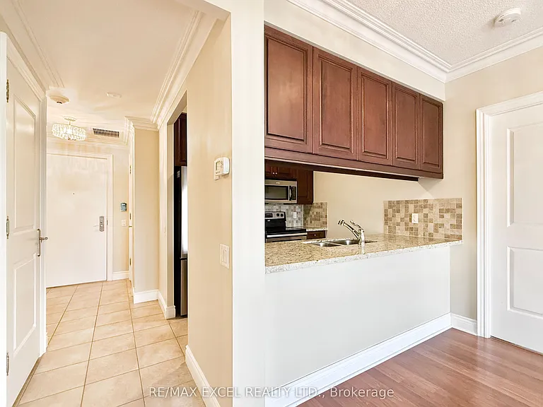 10101 N Yonge St #408 — Photo 17